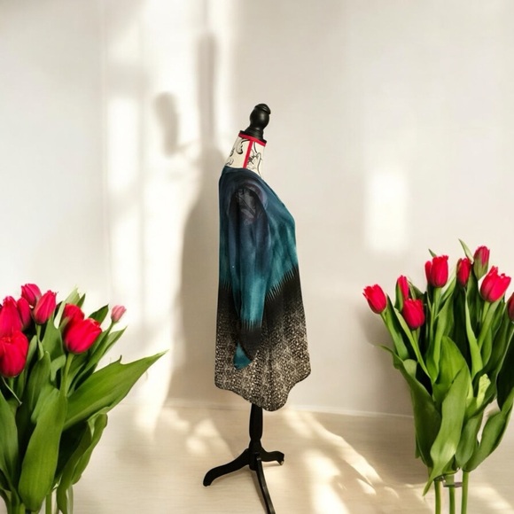 Women’s Blouse - Picture 2 of 3